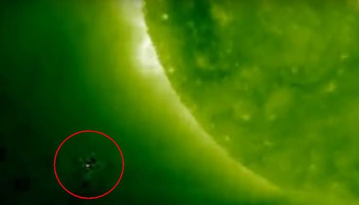 Звезда около солнца. НЛО возле солнца снимки НАСА. Огромные НЛО У солнца. Настоящие кадры инопланетяне возле солнца. На влтраыиолетовом изображении солнца нашли странные.